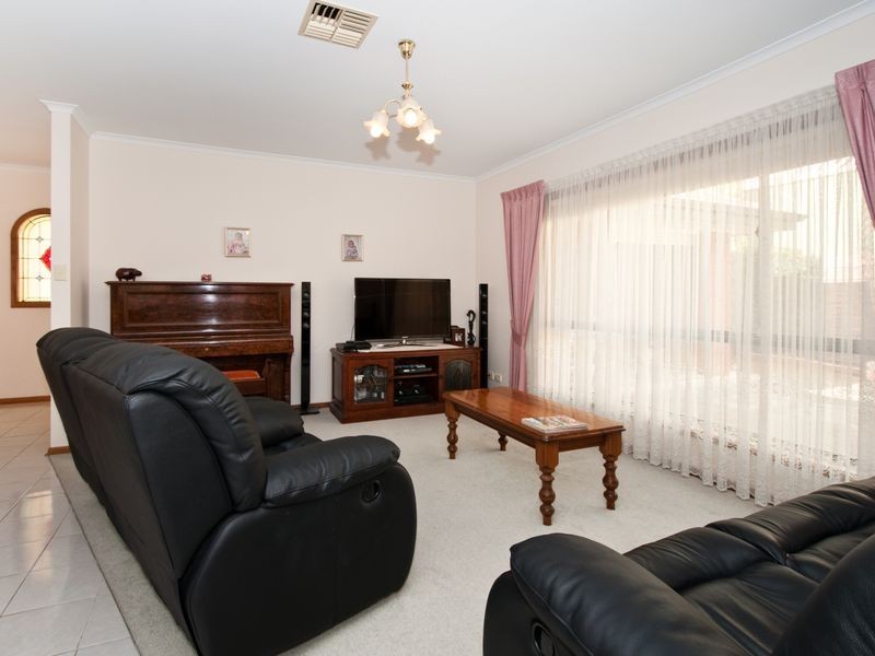 8 Dunalbyn Drive, Aberfoyle Park SA 5159