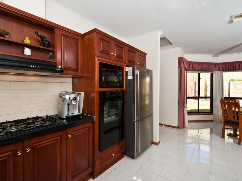 8 Dunalbyn Drive, Aberfoyle Park SA 5159