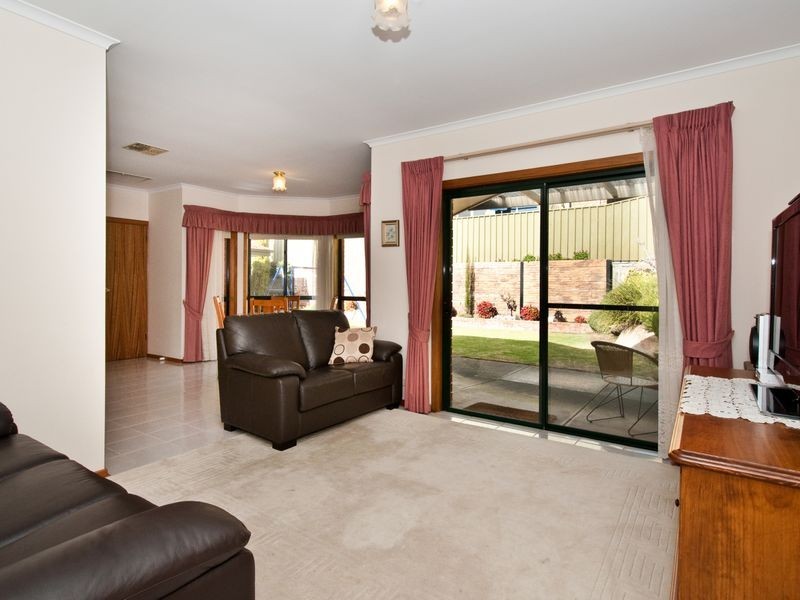 8 Dunalbyn Drive, Aberfoyle Park SA 5159