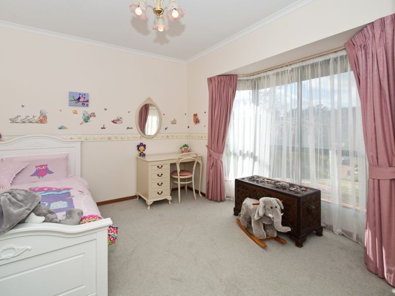8 Dunalbyn Drive, Aberfoyle Park SA 5159