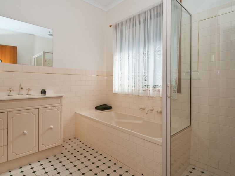 8 Dunalbyn Drive, Aberfoyle Park SA 5159