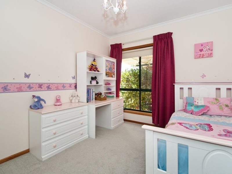 8 Dunalbyn Drive, Aberfoyle Park SA 5159