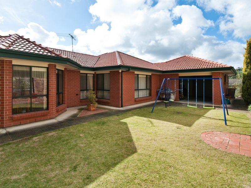 8 Dunalbyn Drive, Aberfoyle Park SA 5159