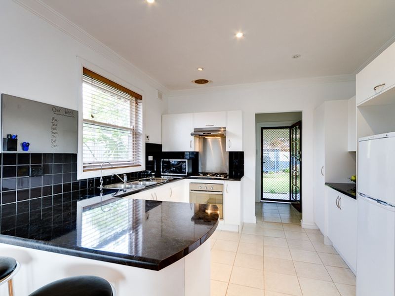 15 Thorne Crescent, Mitchell Park SA 5043