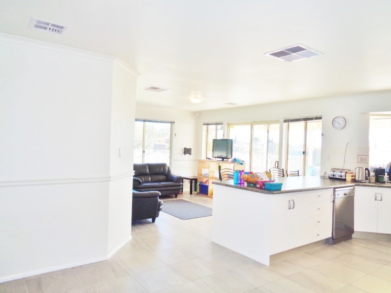 30 Hendrix Crescent, Woodcroft SA 5162