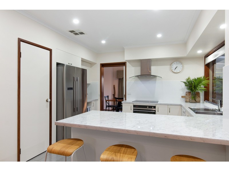 21 Hedgegrow Crescent, Hallett Cove SA 5158