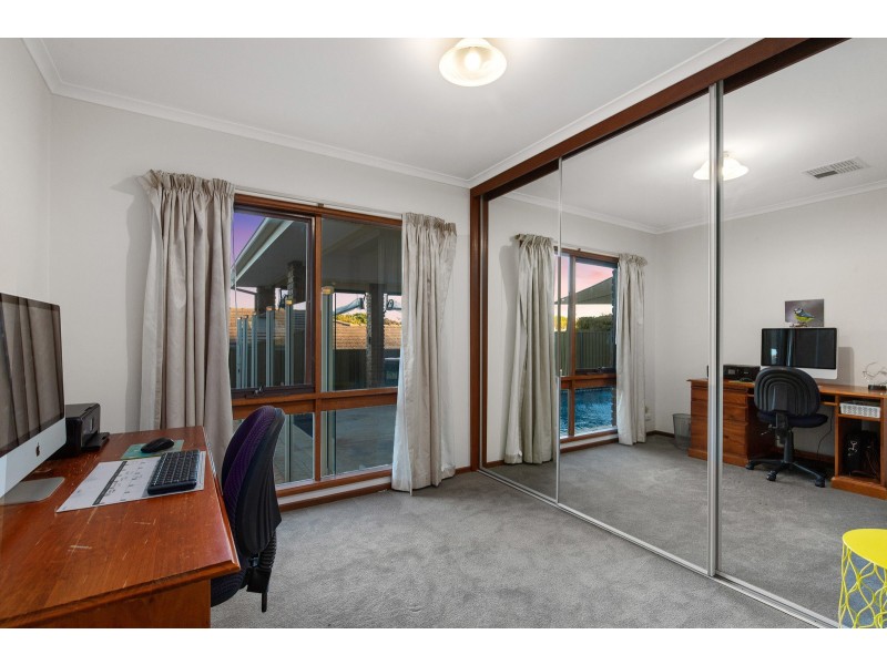 21 Hedgerow Crescent, Hallett Cove SA 5158