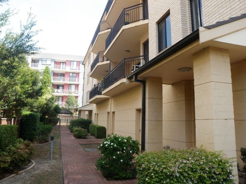 8/32 Fourth Avenue, Blacktown NSW 2148