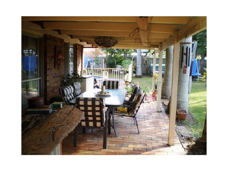 8 Gordon Crescent, Sandstone Point QLD 4511