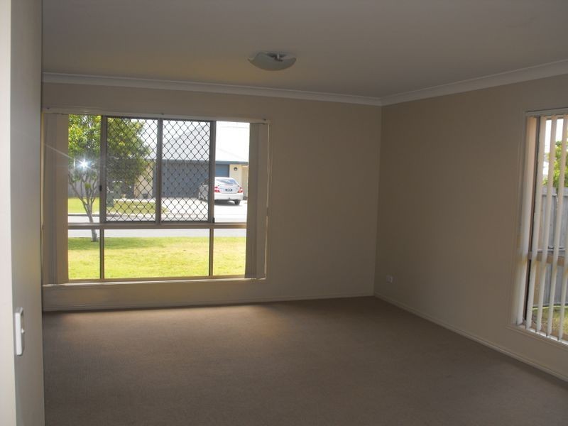 39 Mossman Way, Sandstone Point QLD 4511