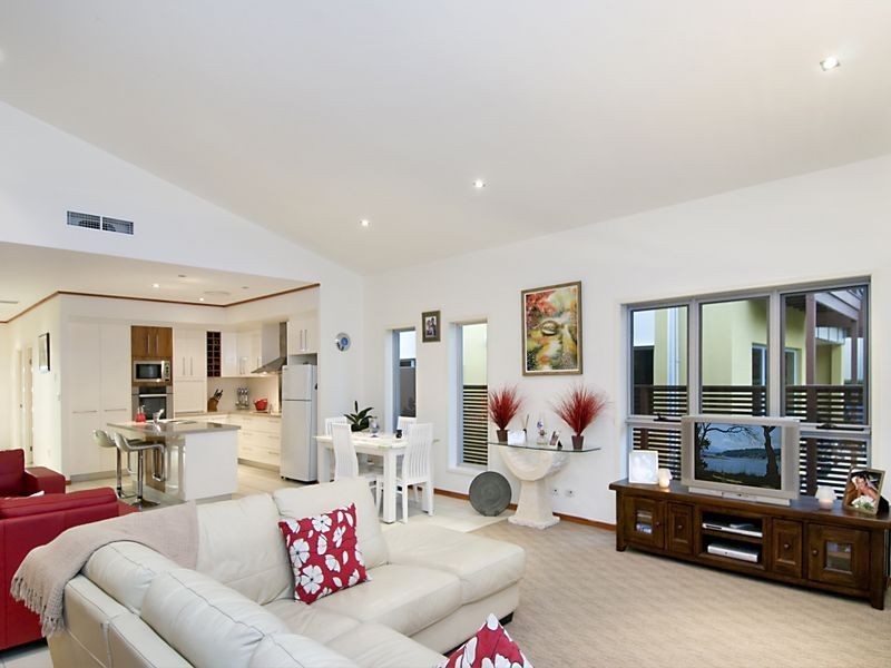 105/8 Spinnaker Esplanade, Sandstone Point QLD 4511