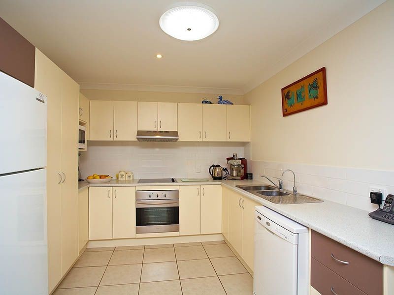 2 Bronte Place, Sandstone Point QLD 4511