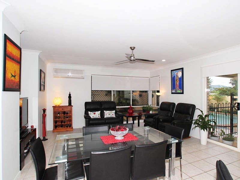 6 Scarborough Court, Sandstone Point QLD 4511