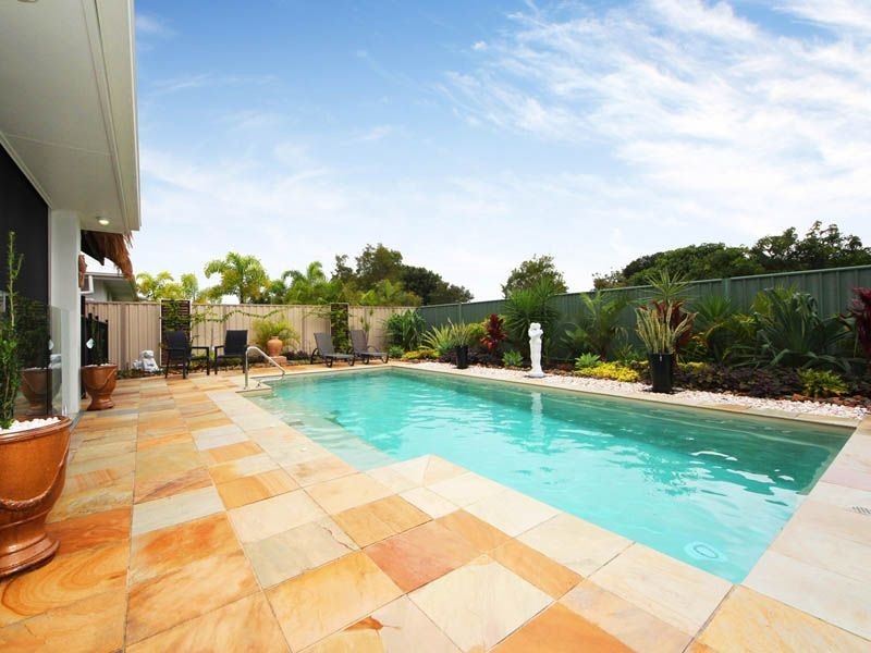 8 Whitehaven Place, Banksia Beach QLD 4507