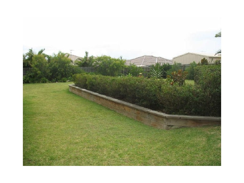 3 Bronte Place, Sandstone Point QLD 4511