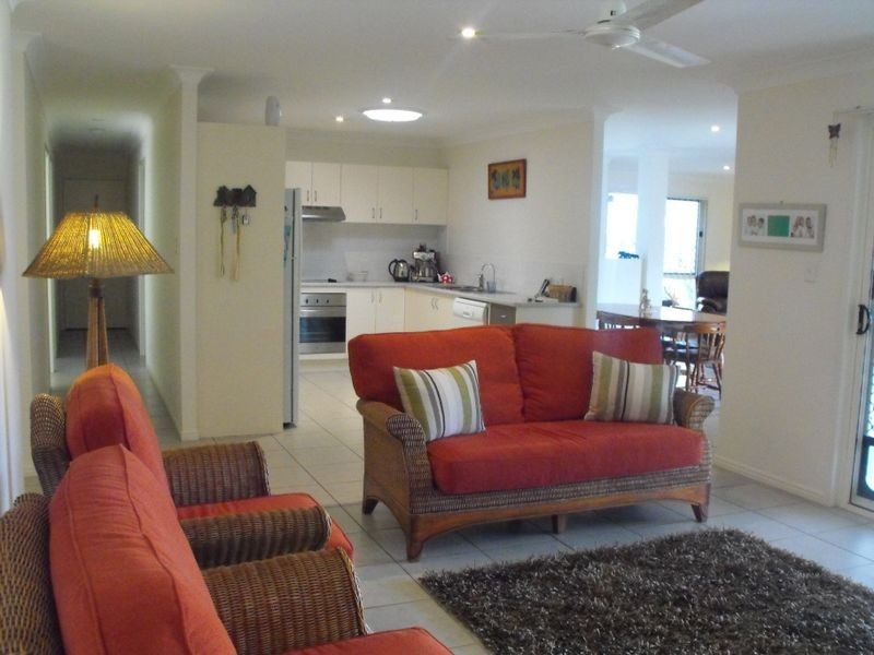 2 Bronte Place, Sandstone Point QLD 4511