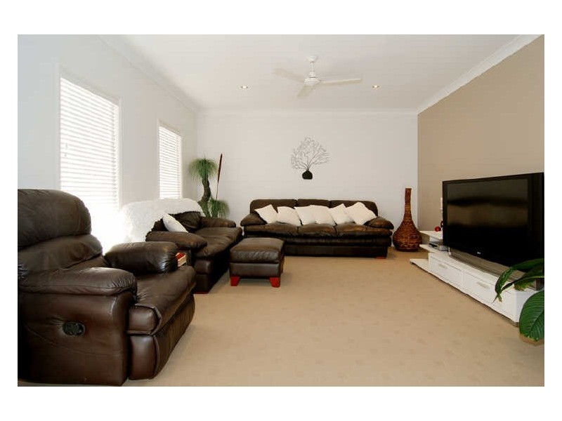 16 Loftus Place, Sandstone Point QLD 4511