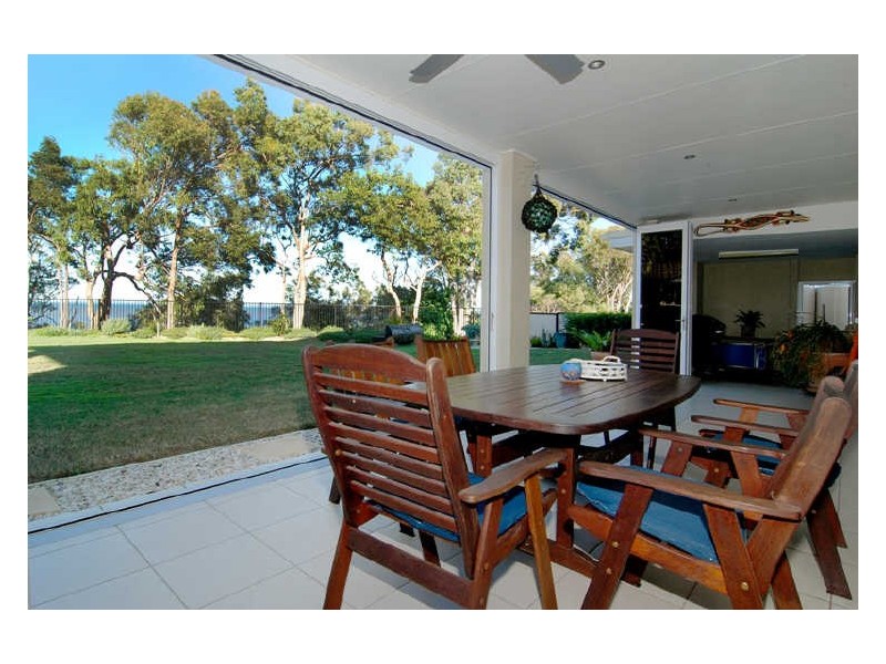 16 Loftus Place, Sandstone Point QLD 4511