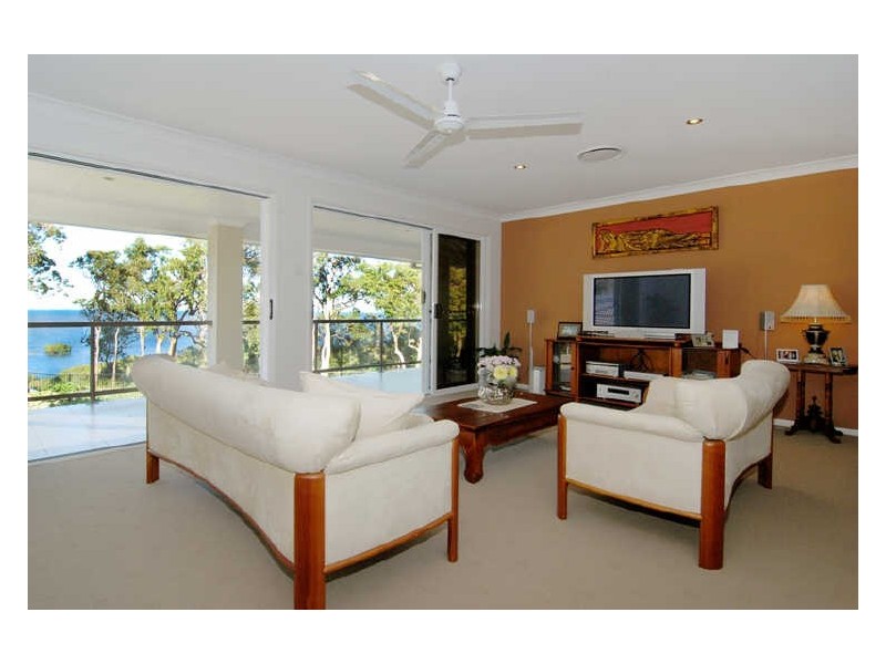 16 Loftus Place, Sandstone Point QLD 4511