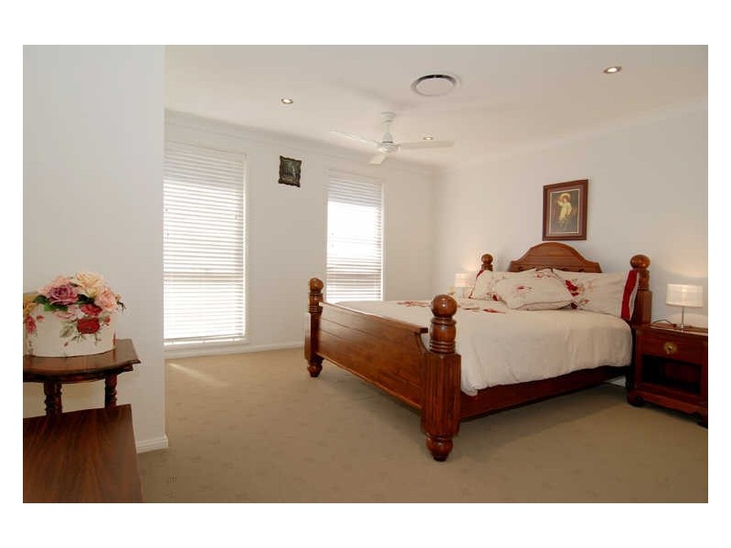 16 Loftus Place, Sandstone Point QLD 4511