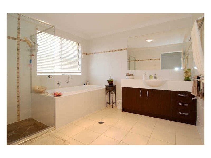 16 Loftus Place, Sandstone Point QLD 4511