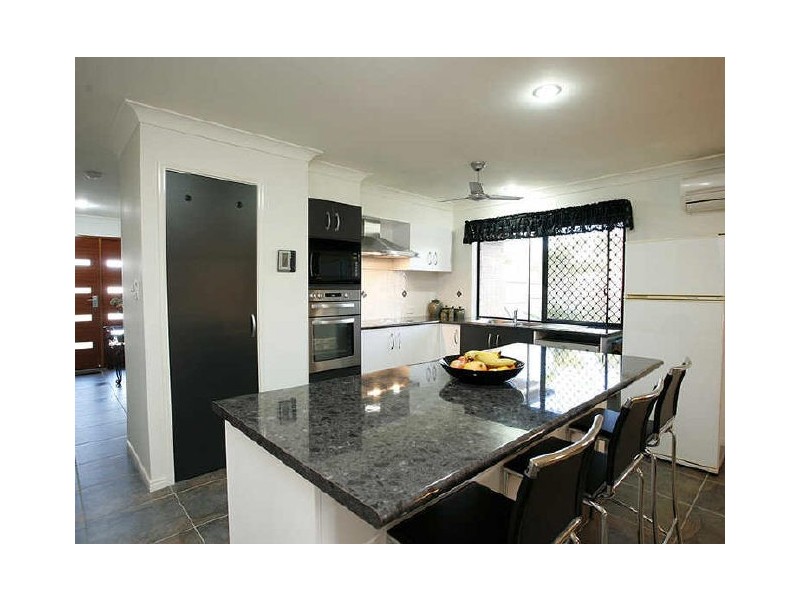 8 Bondi Court, Sandstone Point QLD 4511