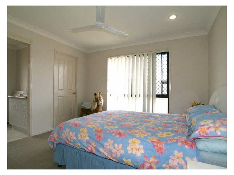 20 Middle Cove Court, Sandstone Point QLD 4511