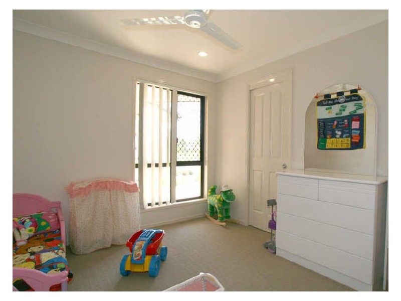 20 Middle Cove Court, Sandstone Point QLD 4511