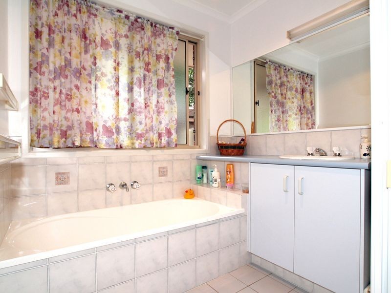 8 Lancaster Place, Sandstone Point QLD 4511