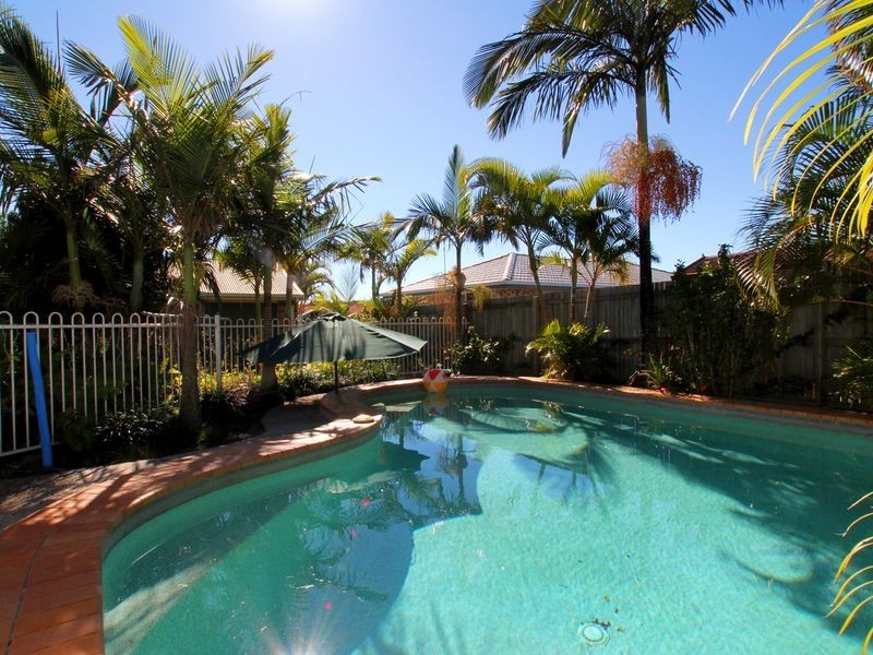 4 Squire Place, Sandstone Point QLD 4511