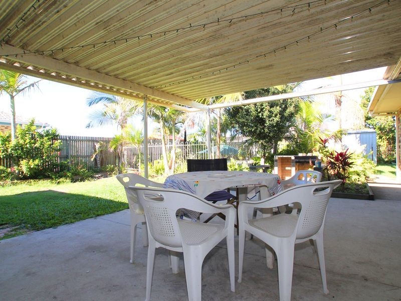 4 Squire Place, Sandstone Point QLD 4511