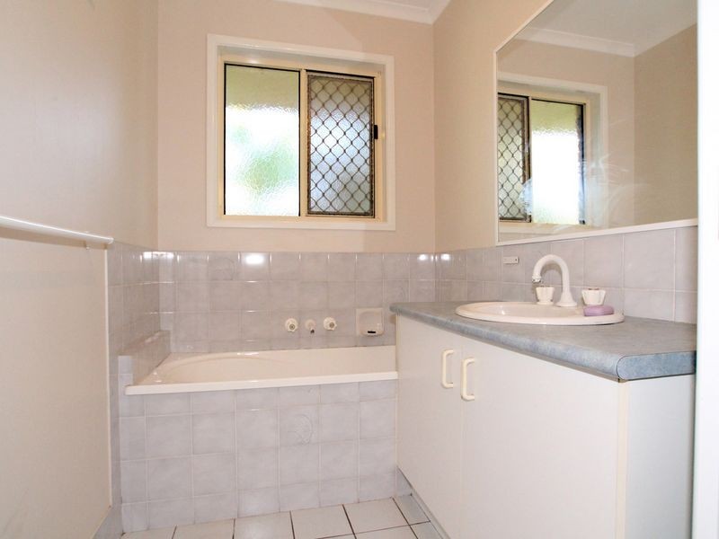 4 Squire Place, Sandstone Point QLD 4511