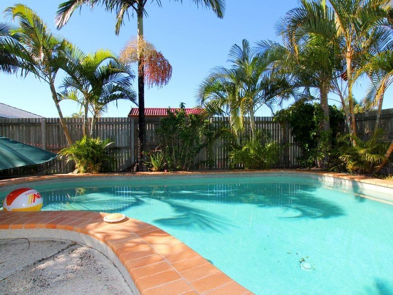 4 Squire Place, Sandstone Point QLD 4511