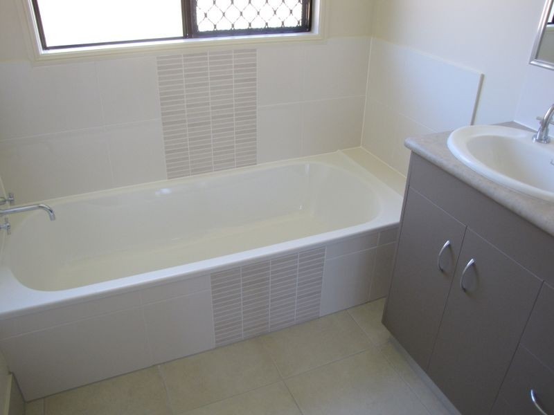 16 Ainscow Drive, Bentley Park QLD 4869