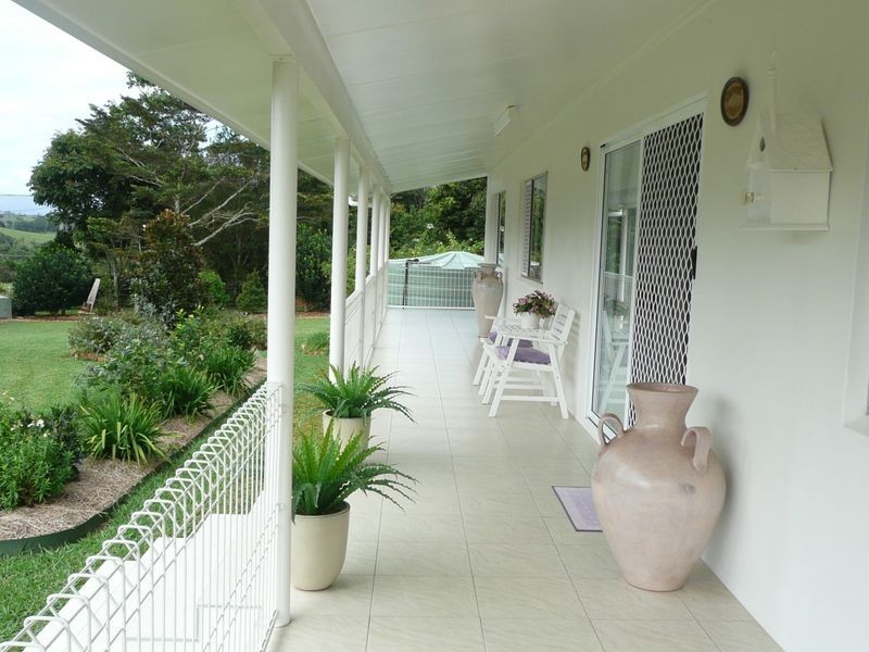 25 Russell Road West, Lake Eacham QLD 4884
