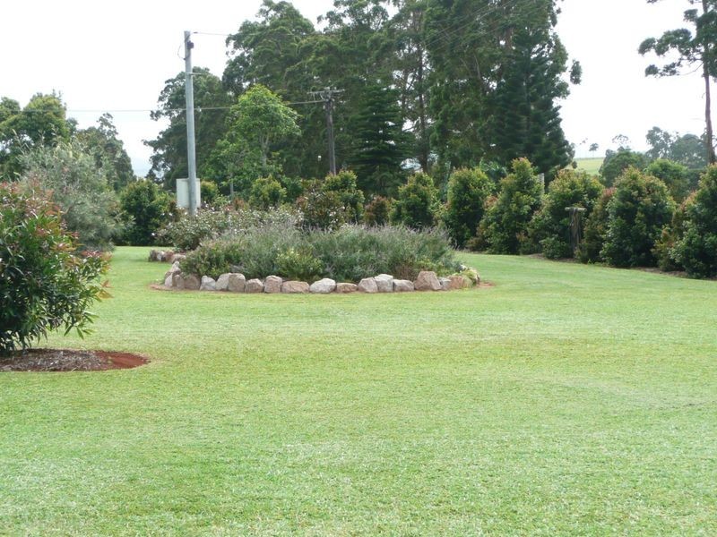 25 Russell Road West, Lake Eacham QLD 4884