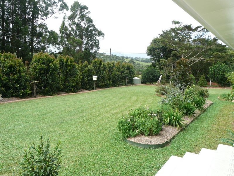 25 Russell Road West, Lake Eacham QLD 4884