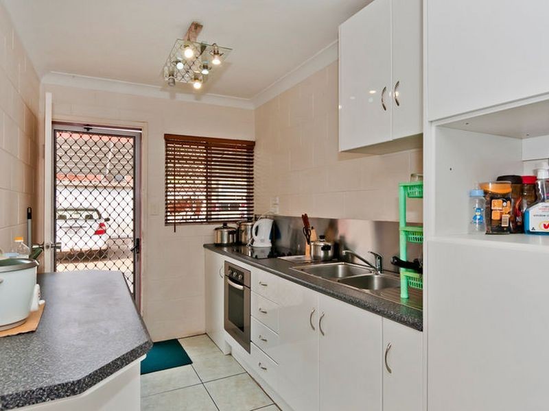 2/18 Curtin Street, Westcourt QLD 4870