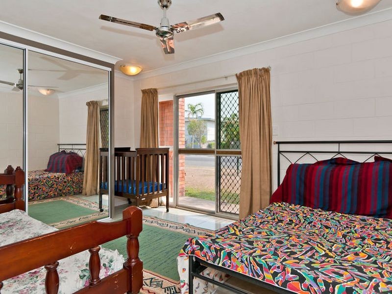 2/18 Curtin Street, Westcourt QLD 4870