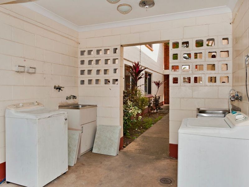 2/18 Curtin Street, Westcourt QLD 4870