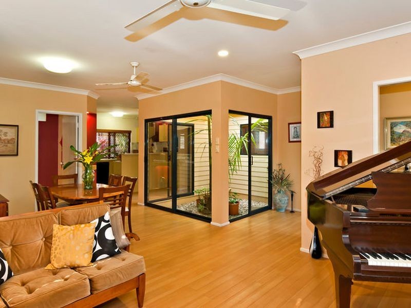 2 Greenford  Close, Brinsmead QLD 4870