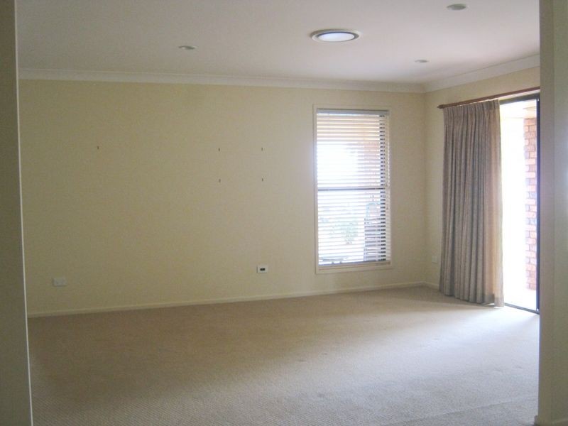 16 Hillview Pde, Kingaroy QLD 4610