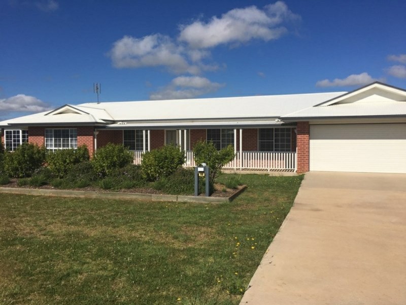 98-100 Rosella Parade, Kingaroy QLD 4610