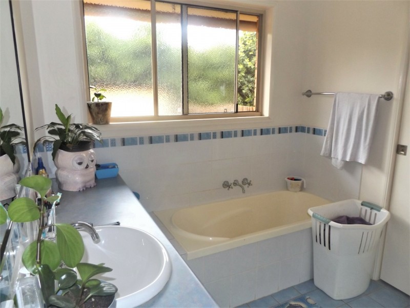 16 Frederick Street, Wooroolin QLD 4608