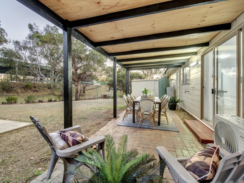 28 Deakin Cresent, Nanango QLD 4615