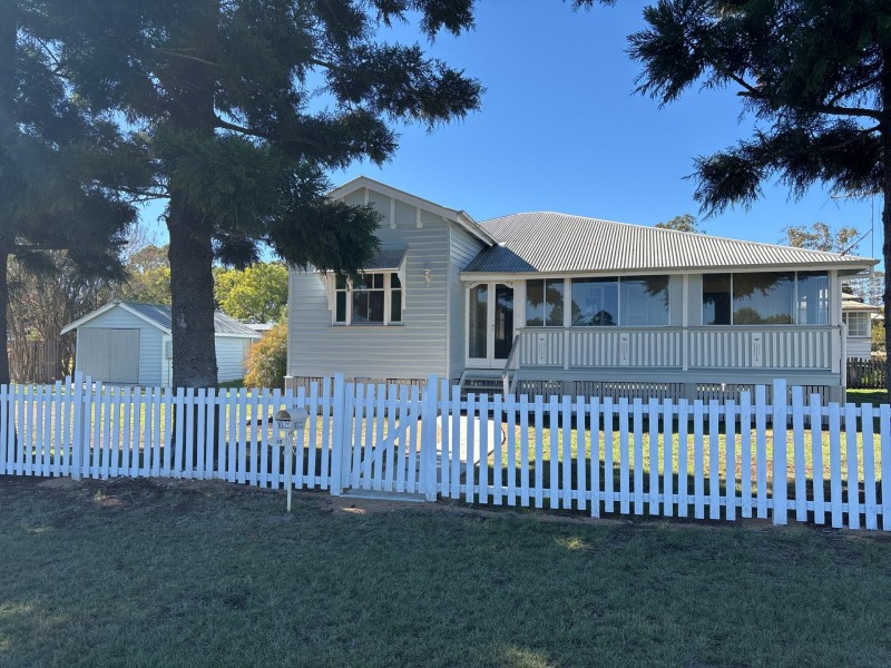 10 Earl Street, Kingaroy QLD 4610