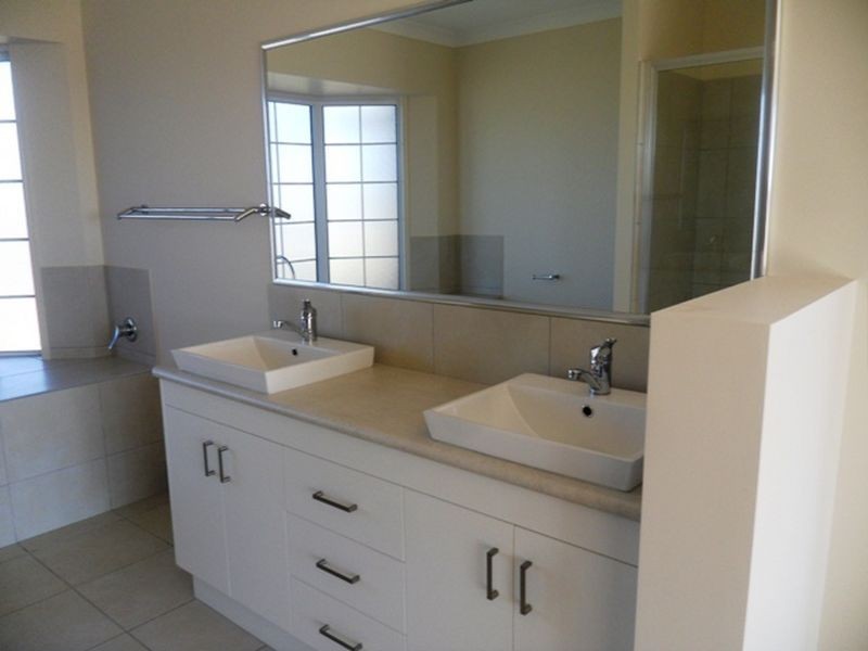 98-100 Rosella Parade, Kingaroy QLD 4610