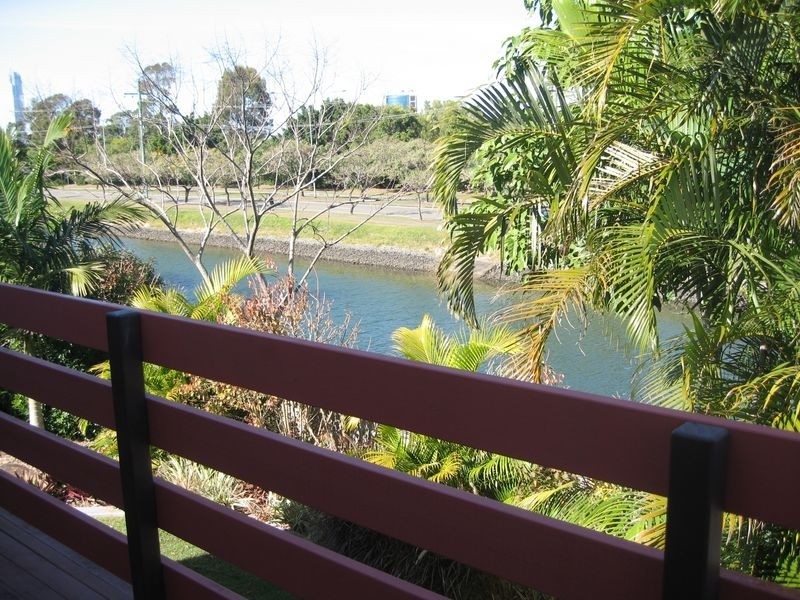 8 Wistaria Avenue, Southport QLD 4215