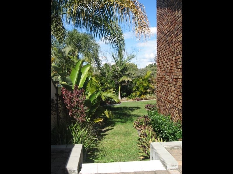 8 Wistaria Avenue, Southport QLD 4215