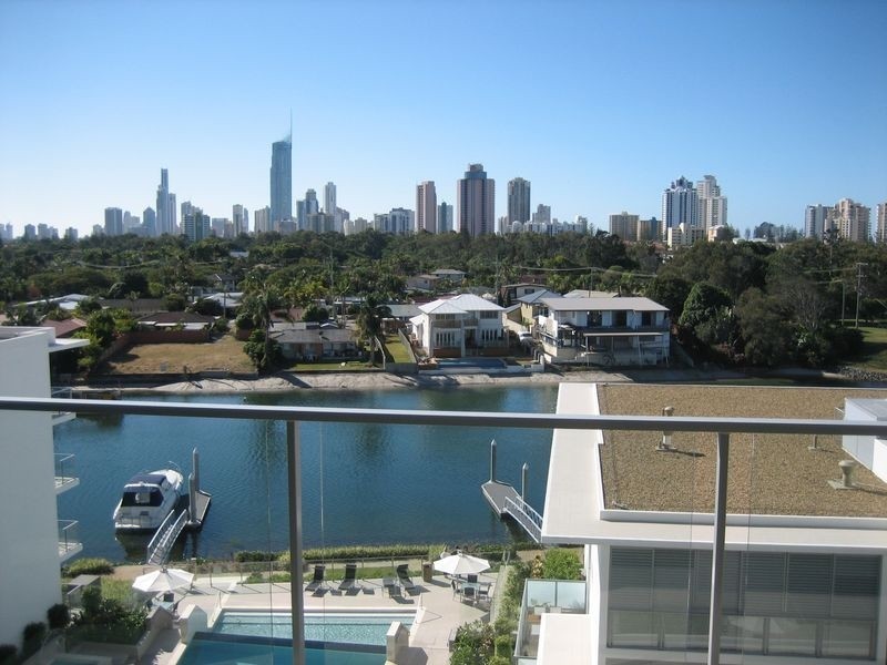 2/33 T E Peters Drive, Broadbeach QLD 4218